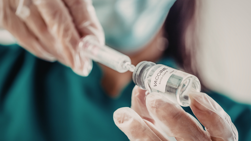 Tiêm vắc xin giúp bảo vệ bản thân và hạn chế nguy cơ lây lan virus trong môi trường làm việc