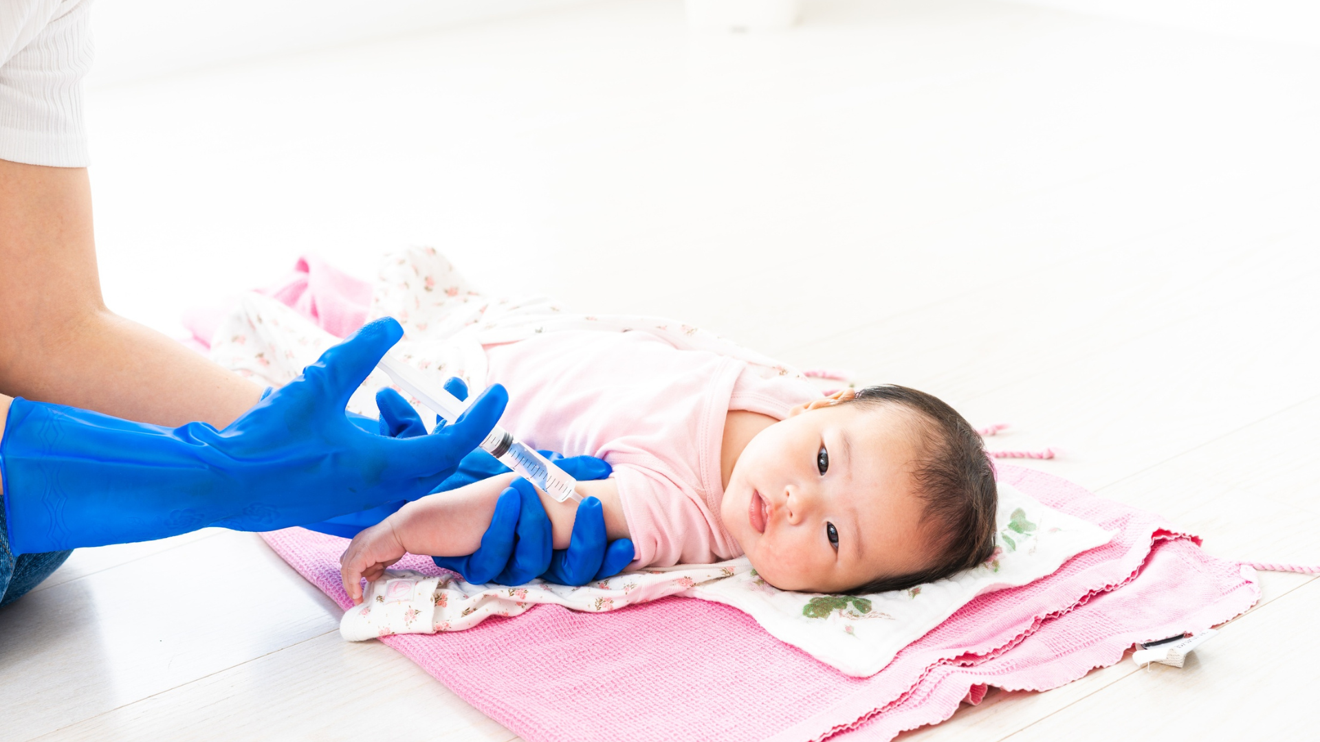 Tại Việt Nam, chương trình tiêm chủng mở rộng áp dụng vắc xin viêm gan B cho trẻ sơ sinh và trẻ dưới một tuổi