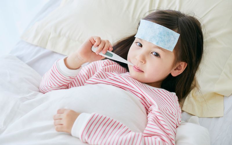 Sau tiêm chủng trẻ có thể gặp một số tác dụng phụ như sốt, sưng đau chỗ tiêm...