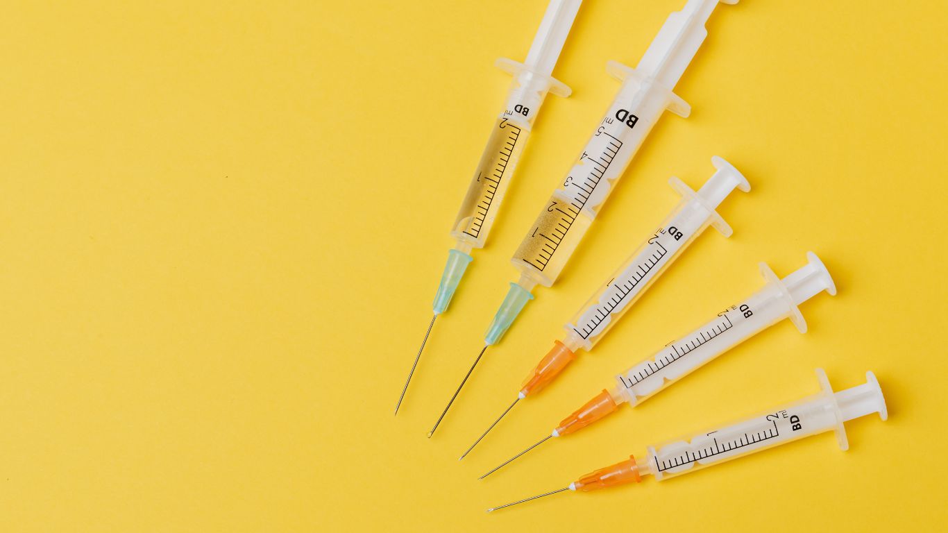 tiem-vac-xin-5-trong-1-tre-bi-sot-co-sao-khong-cach-xu-tri-khi-tre-bi-sot-tai-nha 1