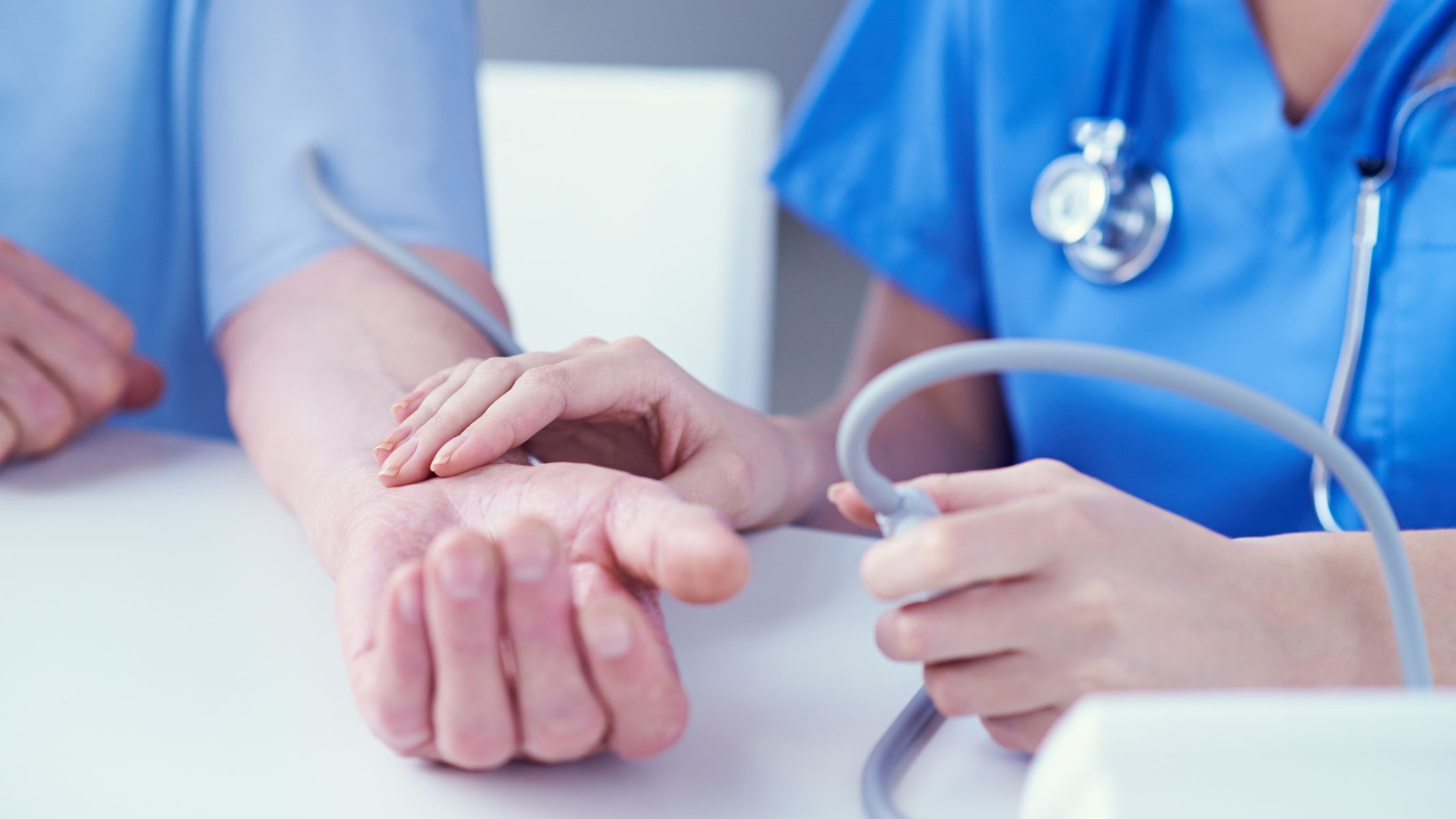 Trước mũi tiêm, bác sĩ sẽ tiến hành khám sàng lọc và tư vấn chi tiết