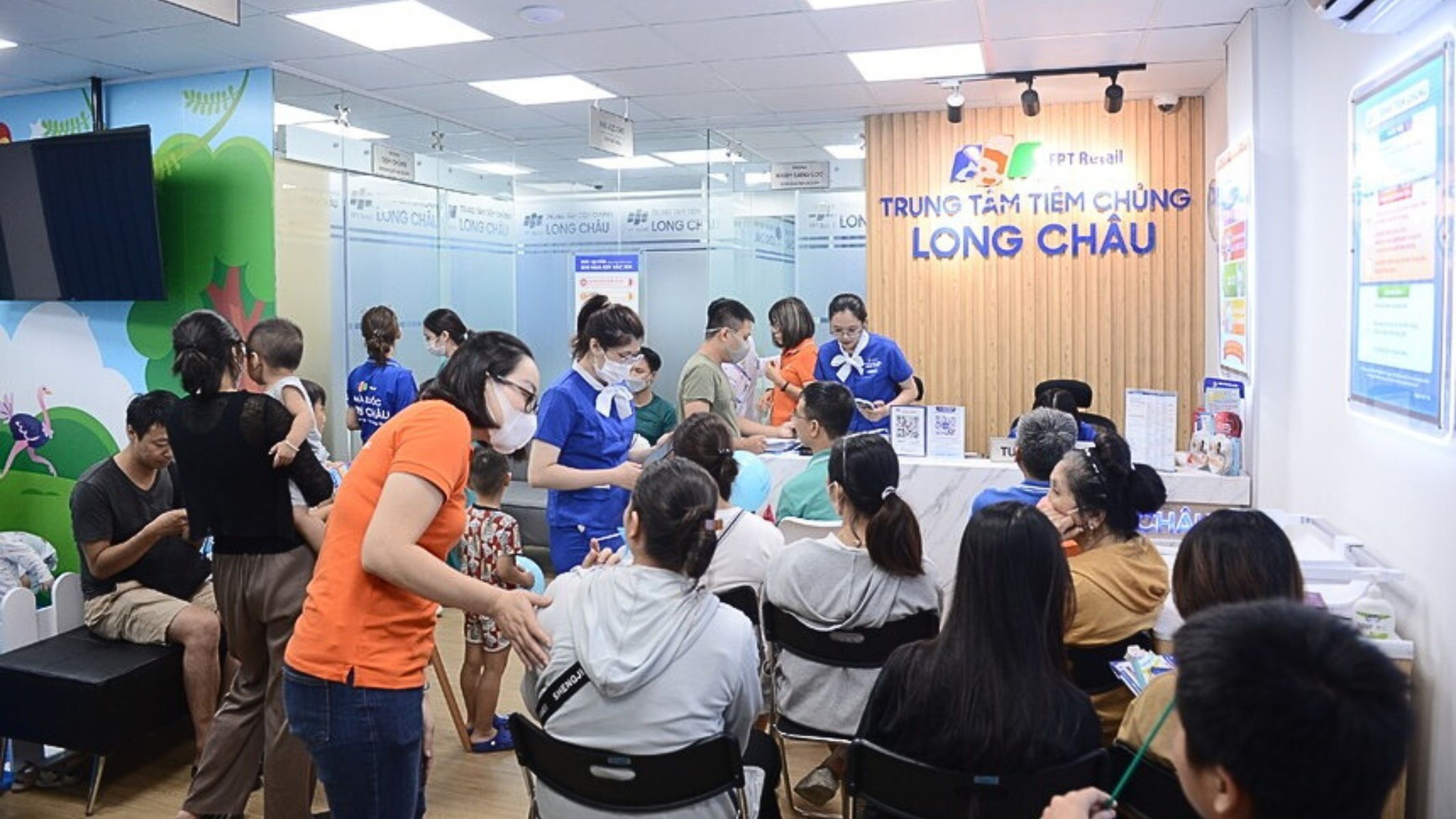 Sau tiêm, người tiêm cần ở lại cơ sở y tế ít nhất 30 phút để theo dõi các phản ứng bất thường