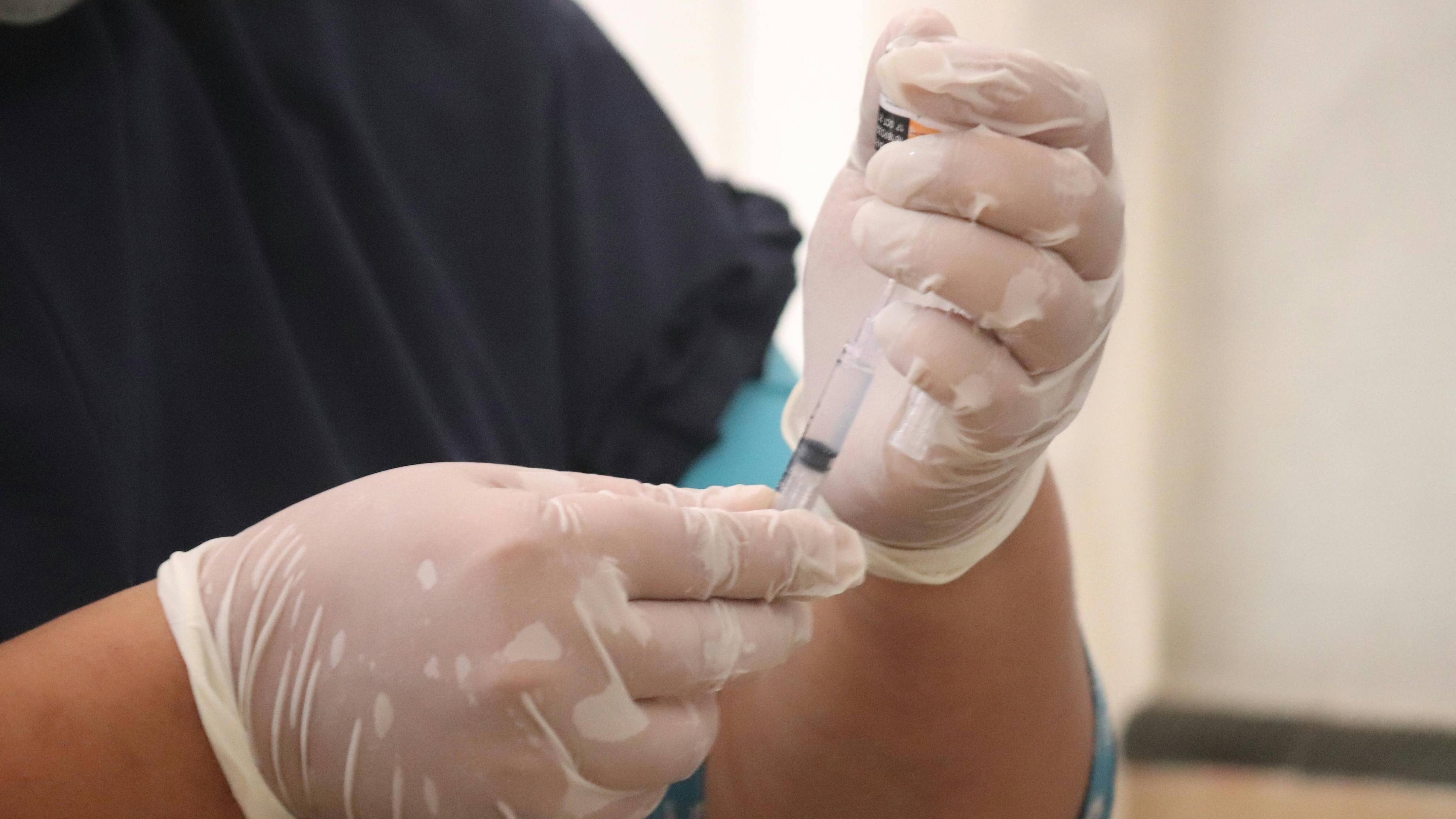 Để đảm bảo hiệu quả miễn dịch, phụ huynh cần tuân thủ đầy đủ lịch tiêm khuyến cáo