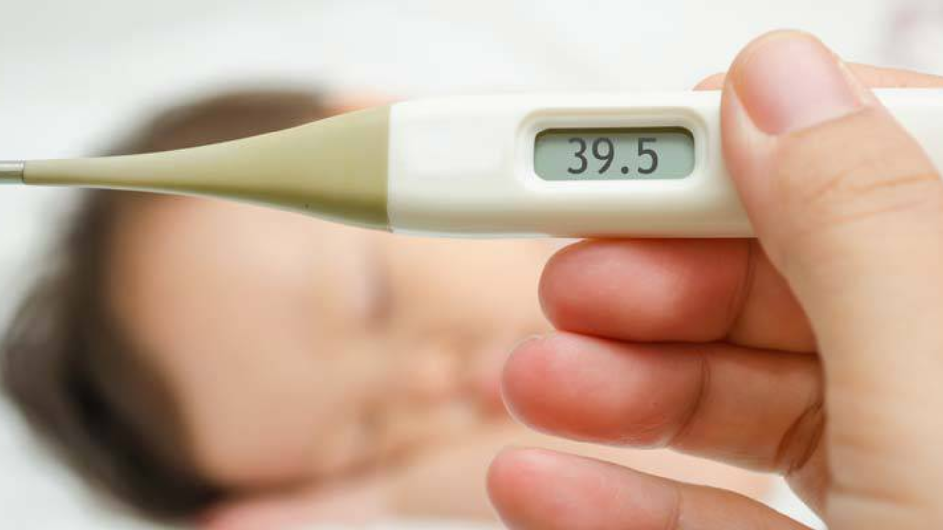 Bé sốt cảm lạnh hay mắc bệnh cấp tính, phụ huynh nên tạm hoãn tiêm vắc xin 6 trong 1