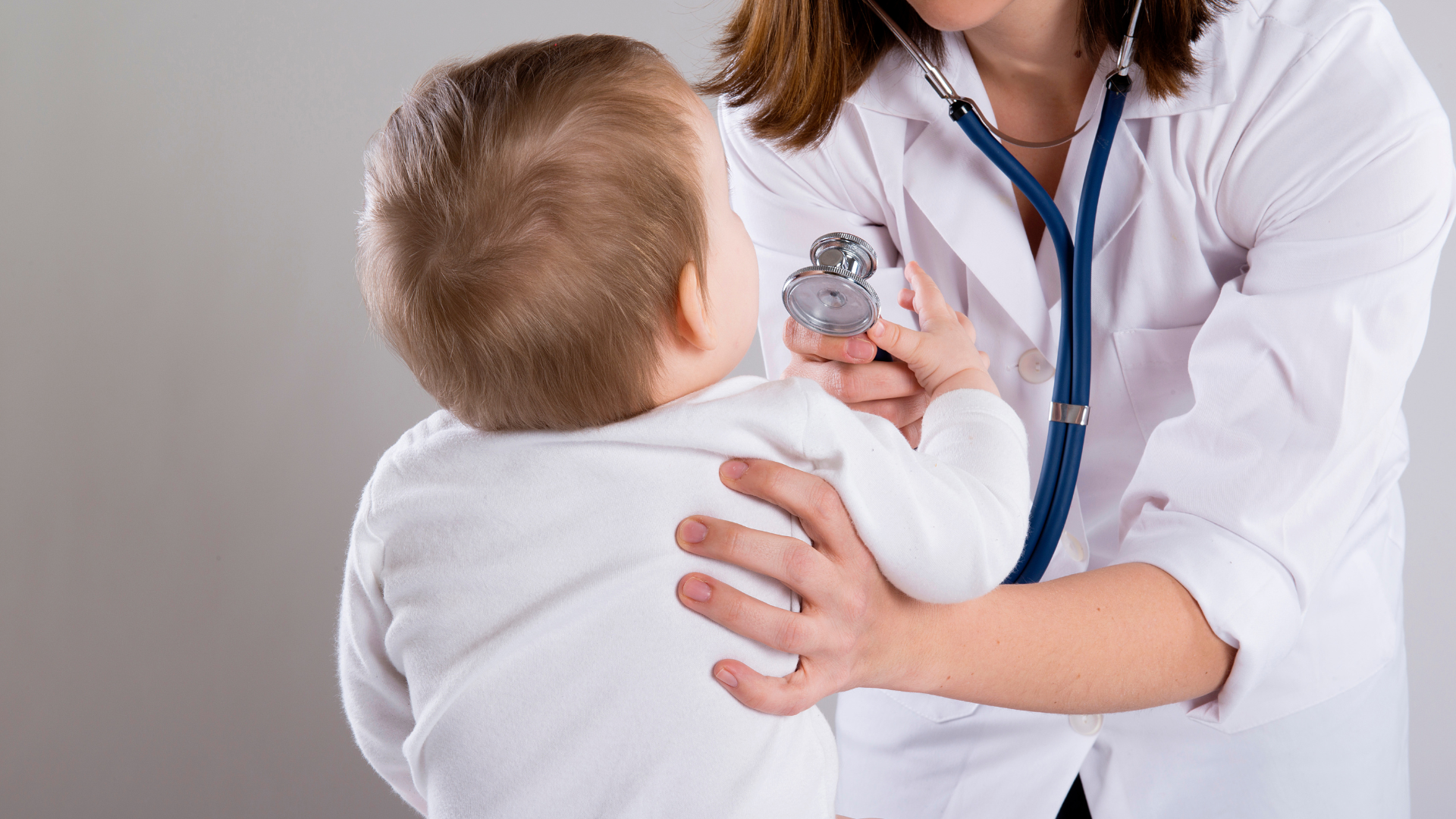 Khám sàng lọc trước tiêm là bước quan trọng giúp bác sĩ đánh giá thể trạng, bảo vệ trẻ khi tiêm chủng