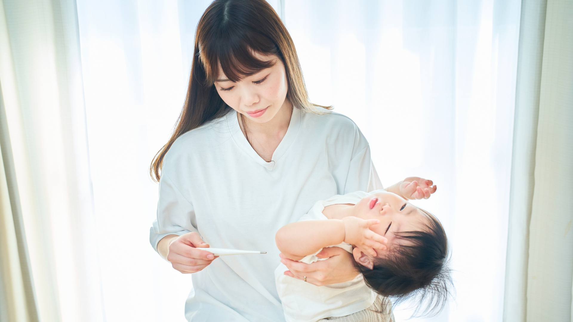 Sau tiêm, cha mẹ cần quan sát kỹ thân nhiệt, ăn uống, giấc ngủ và mức độ quấy khóc của trẻ