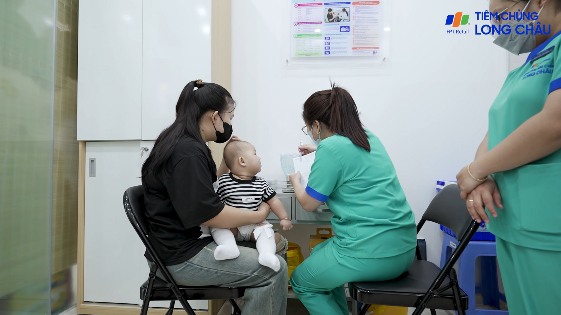 Để đảm bảo an toàn và hiệu quả tiêm chủng, phụ huynh cần nắm rõ cách theo dõi và chăm sóc trẻ