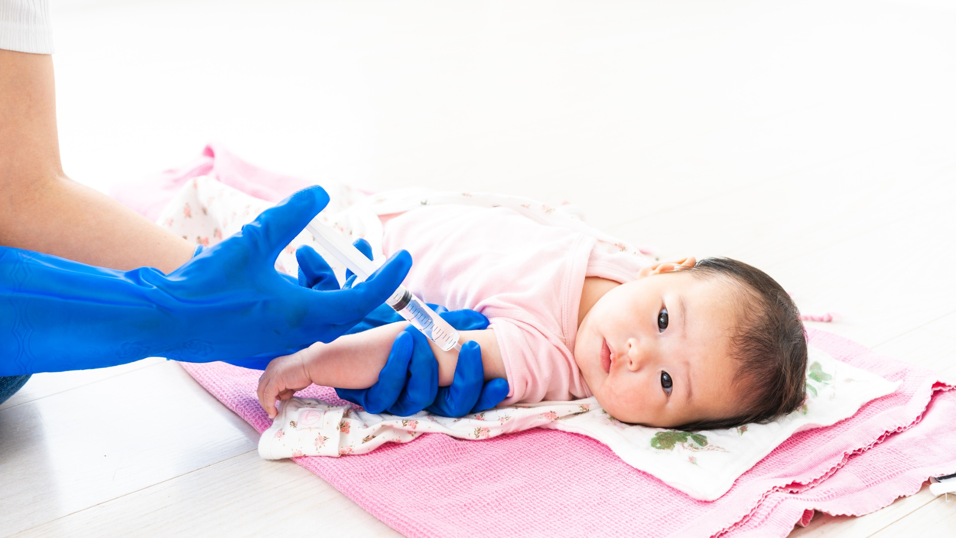 Vắc xin 6 trong 1 bảo vệ trẻ trước những bệnh truyền nhiễm như bạch hầu, ho gà, uốn ván, bại liệt,...