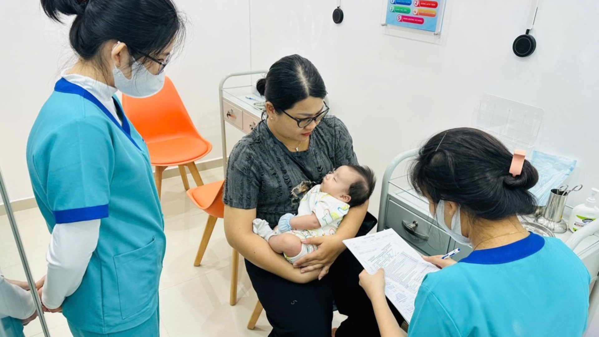 Trẻ được khám sàng lọc trước khi tiêm chủng