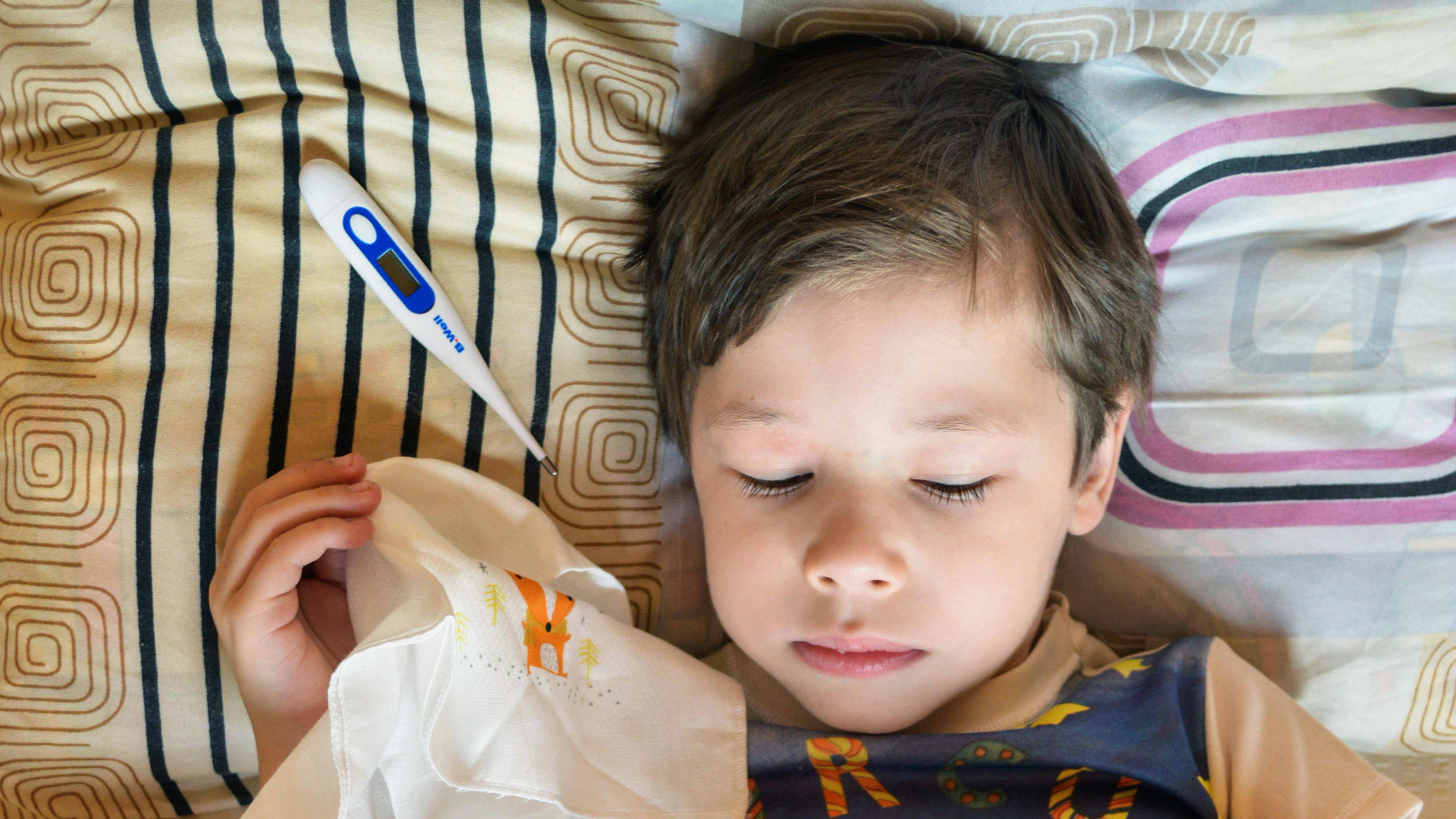 Trẻ cần trì hoãn hoặc không tiêm vắc xin nếu bị sốt cao hoặc đang mắc bệnh cấp tính