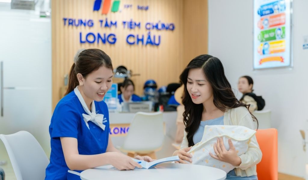 Bác sĩ sẽ tư vấn kỹ lưỡng trước khi tiêm vắc xin