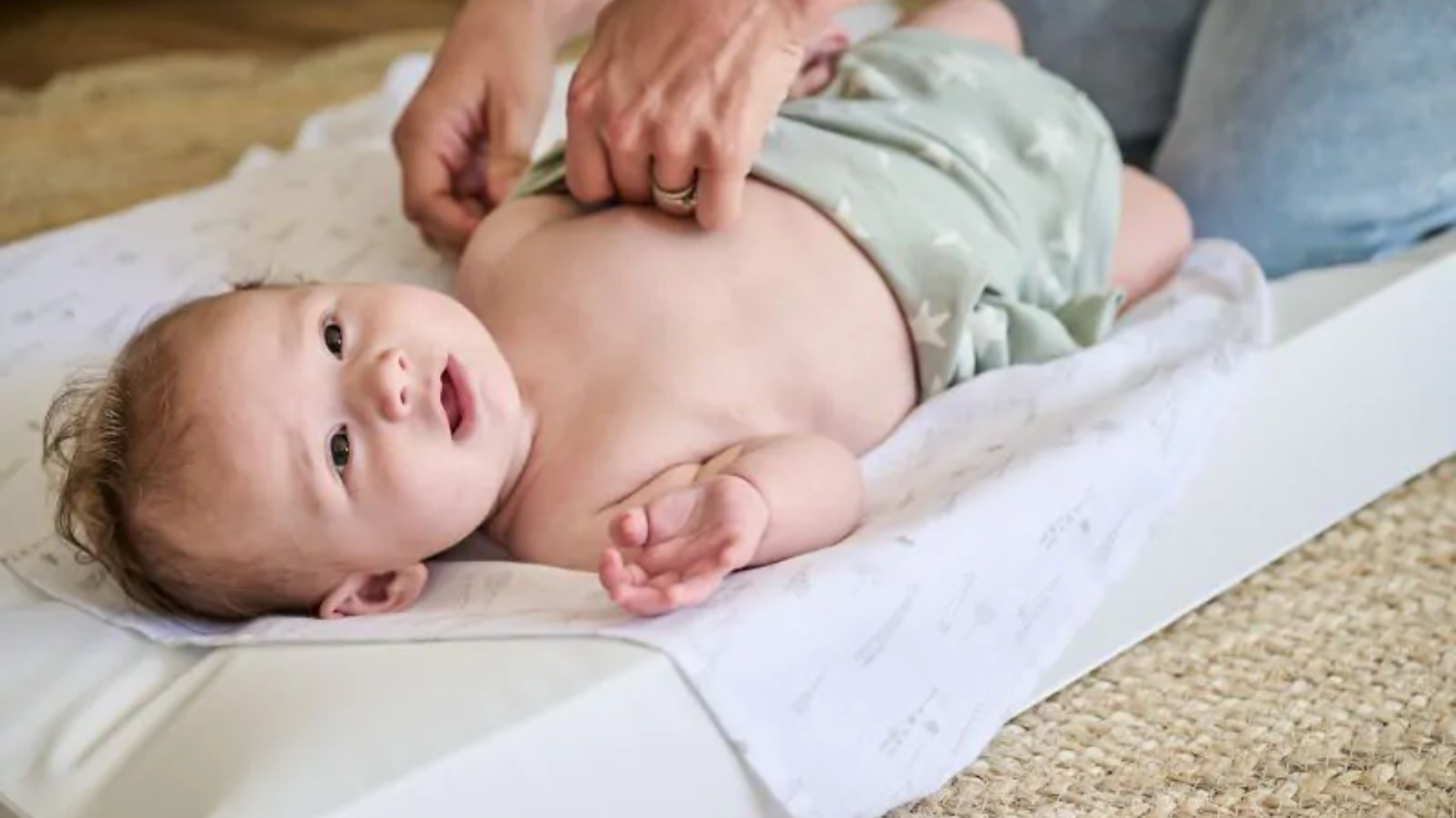 Chọn trang phục rộng rãi và thoáng khí cho bé, giúp bé cảm thấy dễ chịu sau khi tiêm