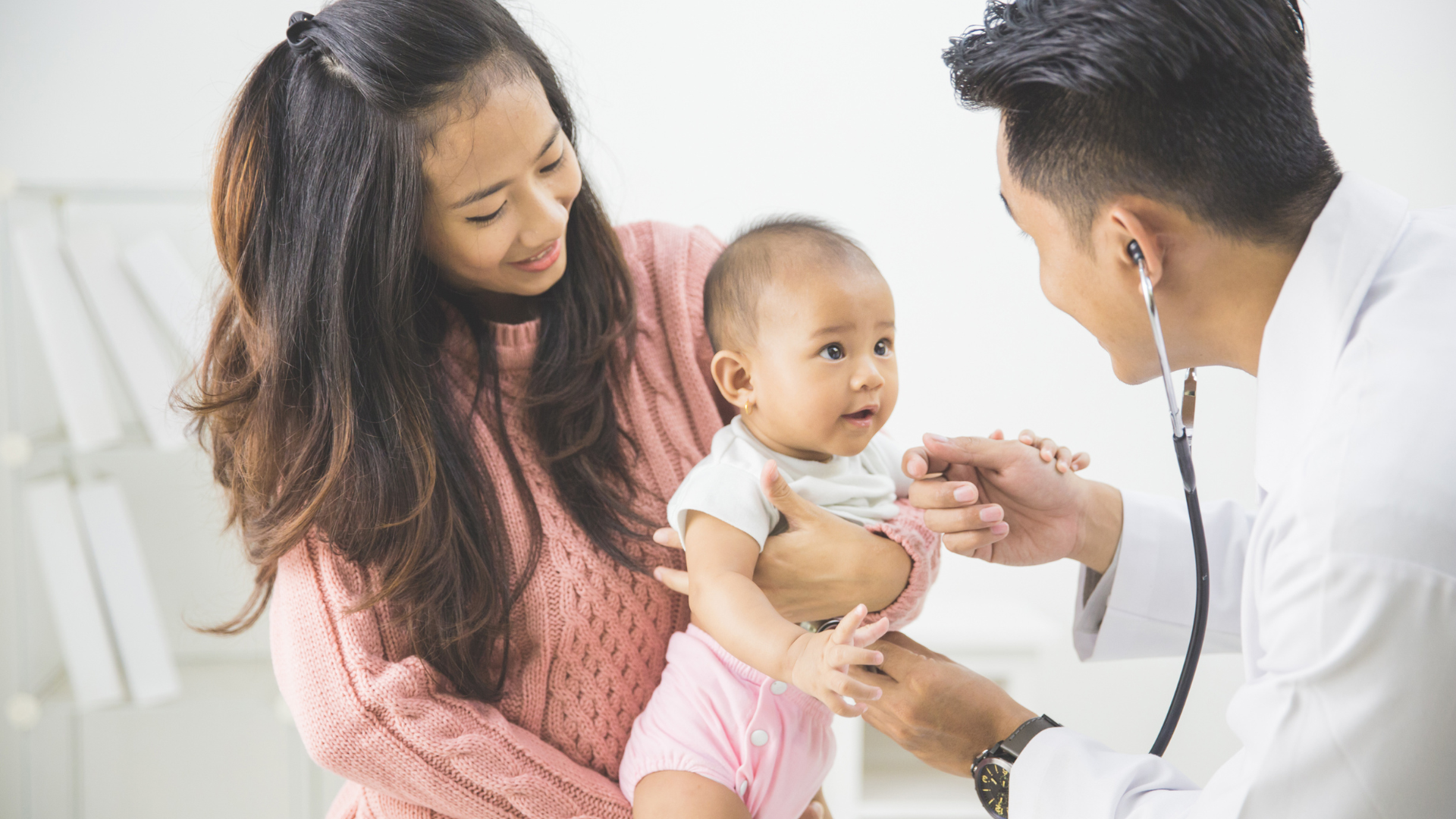 Trao đổi đầy đủ với bác sĩ trước tiêm giúp lựa chọn vắc xin phù hợp và theo dõi trẻ đúng cách tại nhà