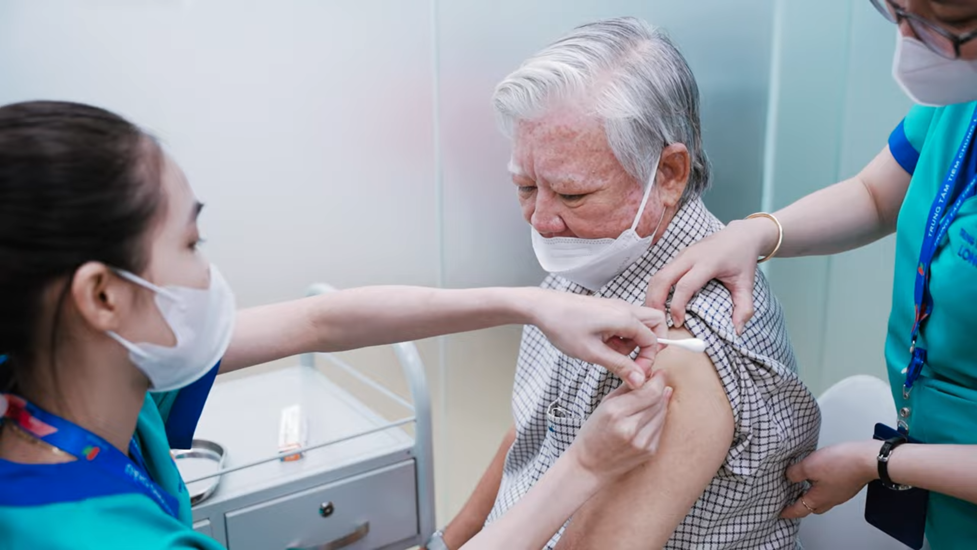 Tiêm vắc xin Arexvy ở đâu uy tín, an toàn đang là câu hỏi được nhiều gia đình quan tâm