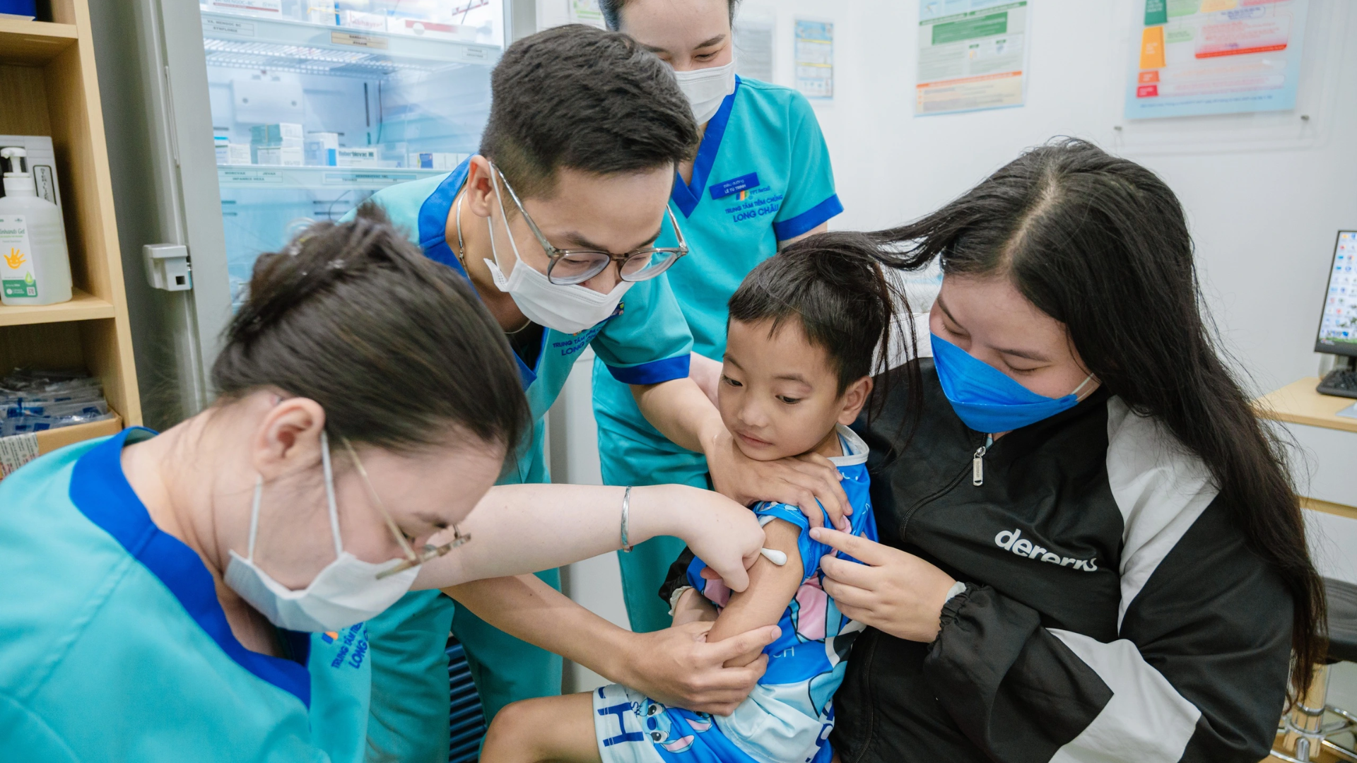 Đội ngũ nhân viên y tế tại Long Châu có chuyên môn và luôn tư vấn tận tình