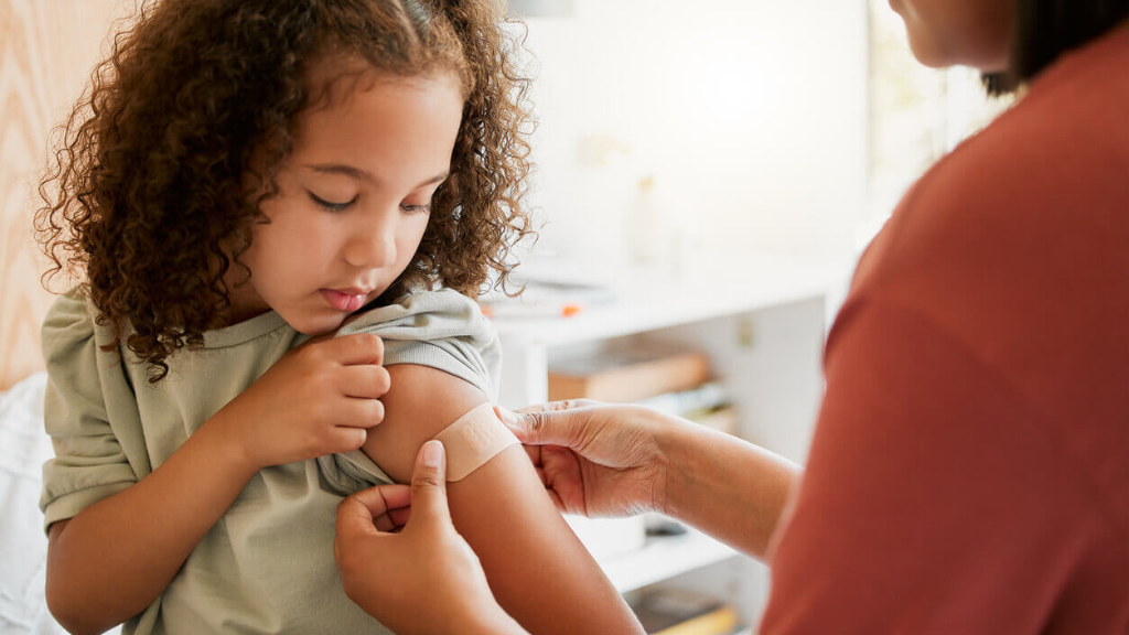 tiem-vac-xin-cho-hoc-sinh-va-nhung-thong-tin-can-luu-y 1.png