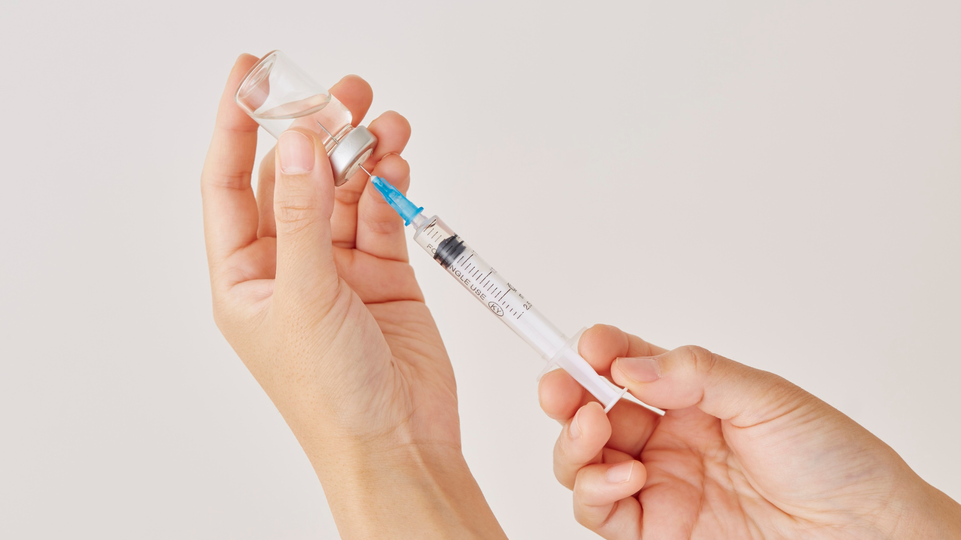 tiem-vac-xin-co-dau-khong-nhung-tac-dung-phu-sau-khi-tiem-vac-xin-can-luu-y 2.png