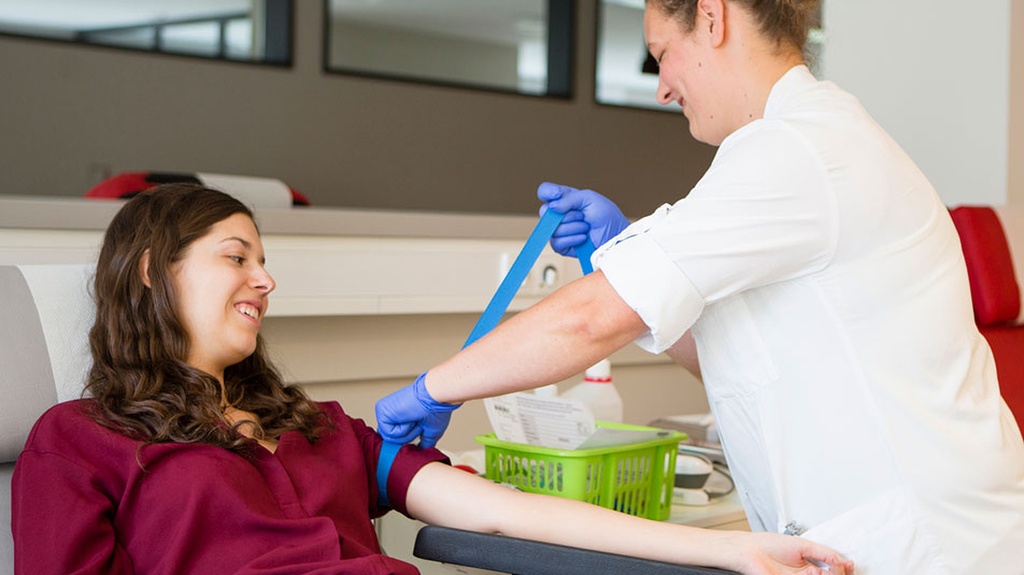 tiem-vac-xin-co-hien-mau-duoc-khong-sau-tiem-bao-lau-thi-duoc-hien 5.jpg