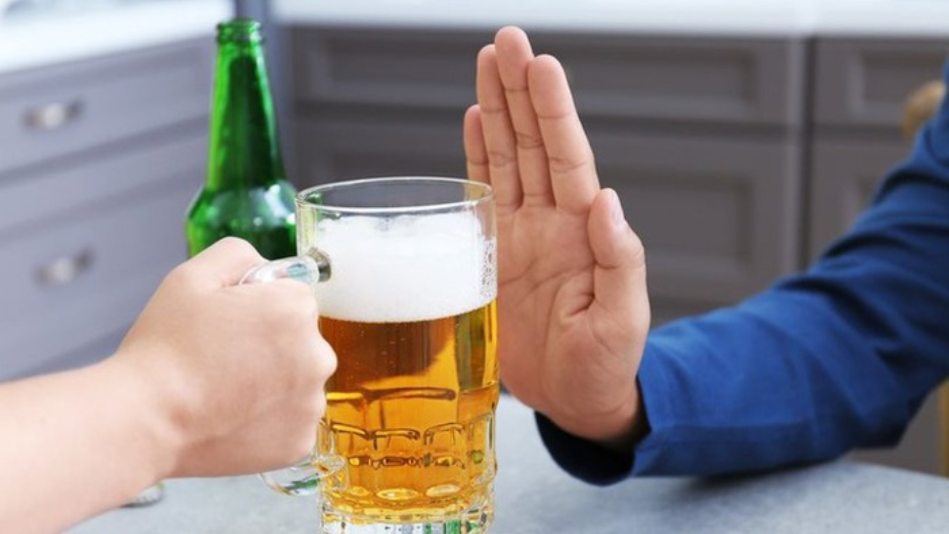 Kiêng rượu bia và chất kích thích sau tiêm phòng sẽ giúp bảo vệ hệ miễn dịch và tăng hiệu quả vắc xin