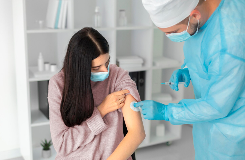 Trước khi tiêm vắc xin, hãy kiểm tra sức khỏe và báo tiền sử dị ứng cho nhân viên y tế