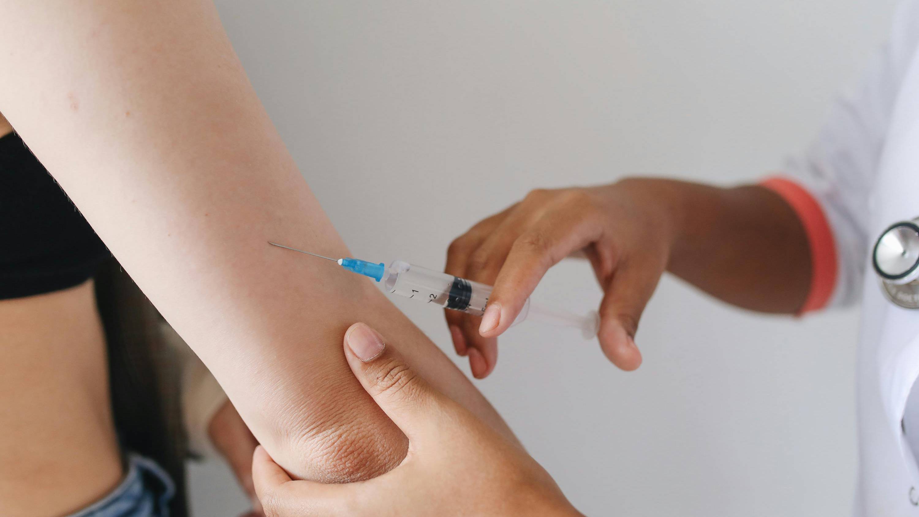 Người dân nên liên hệ trực tiếp với cơ sở tiêm chủng để cập nhật giá chính xác