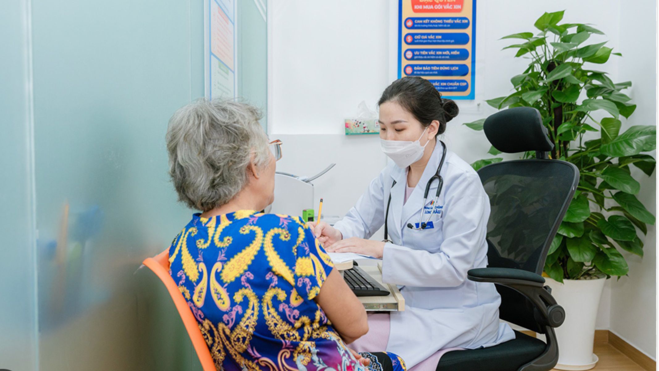 Trước khi tiêm chủng, bác sĩ tiến hành khám sàng lọc và tư vấn kỹ lưỡng