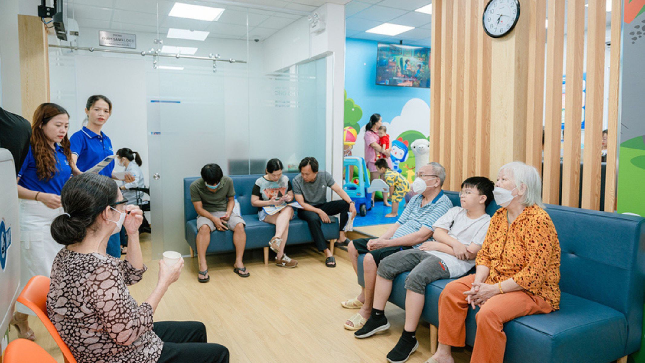 Người tiêm cần ở lại cơ sở y tế ít nhất 30 phút để theo dõi phản ứng sau tiêm