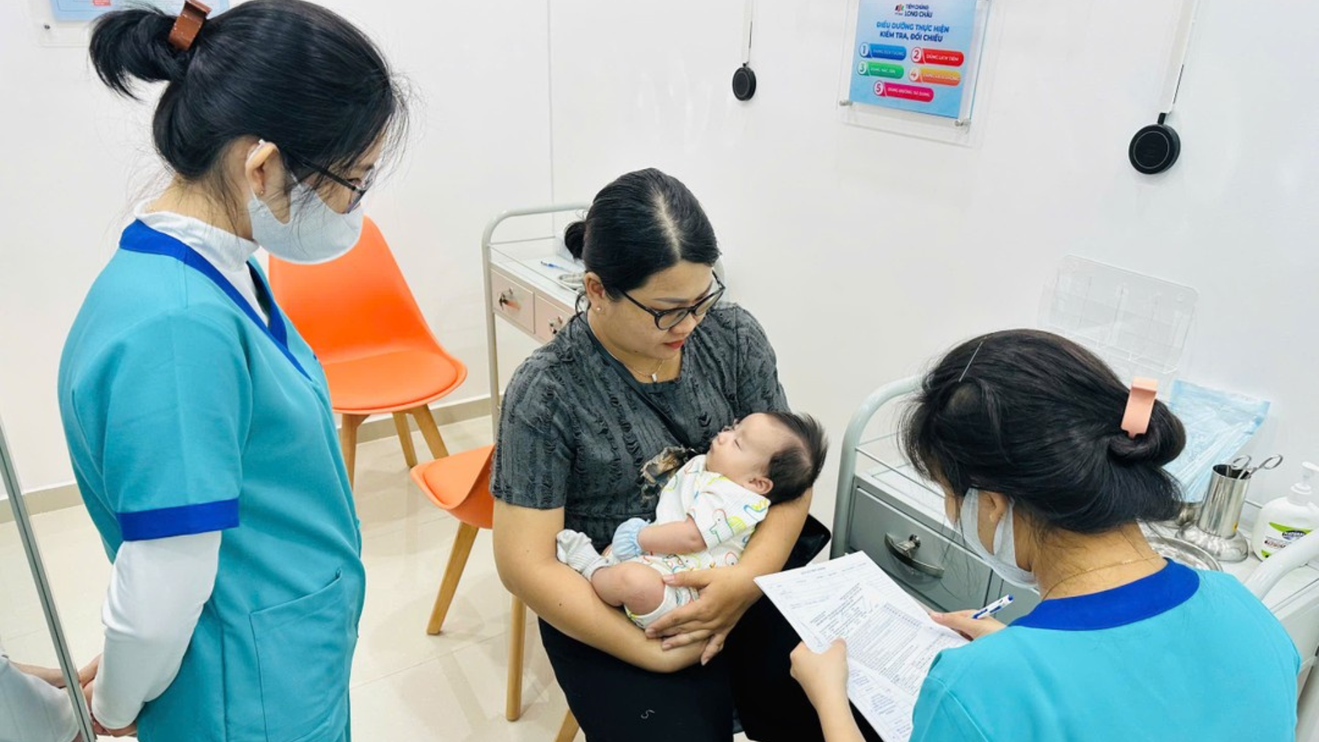 Trung tâm tiêm chủng Long Châu là nơi cung cấp vắc xin đa dạng phù hợp với từng đối tượng khách hàng