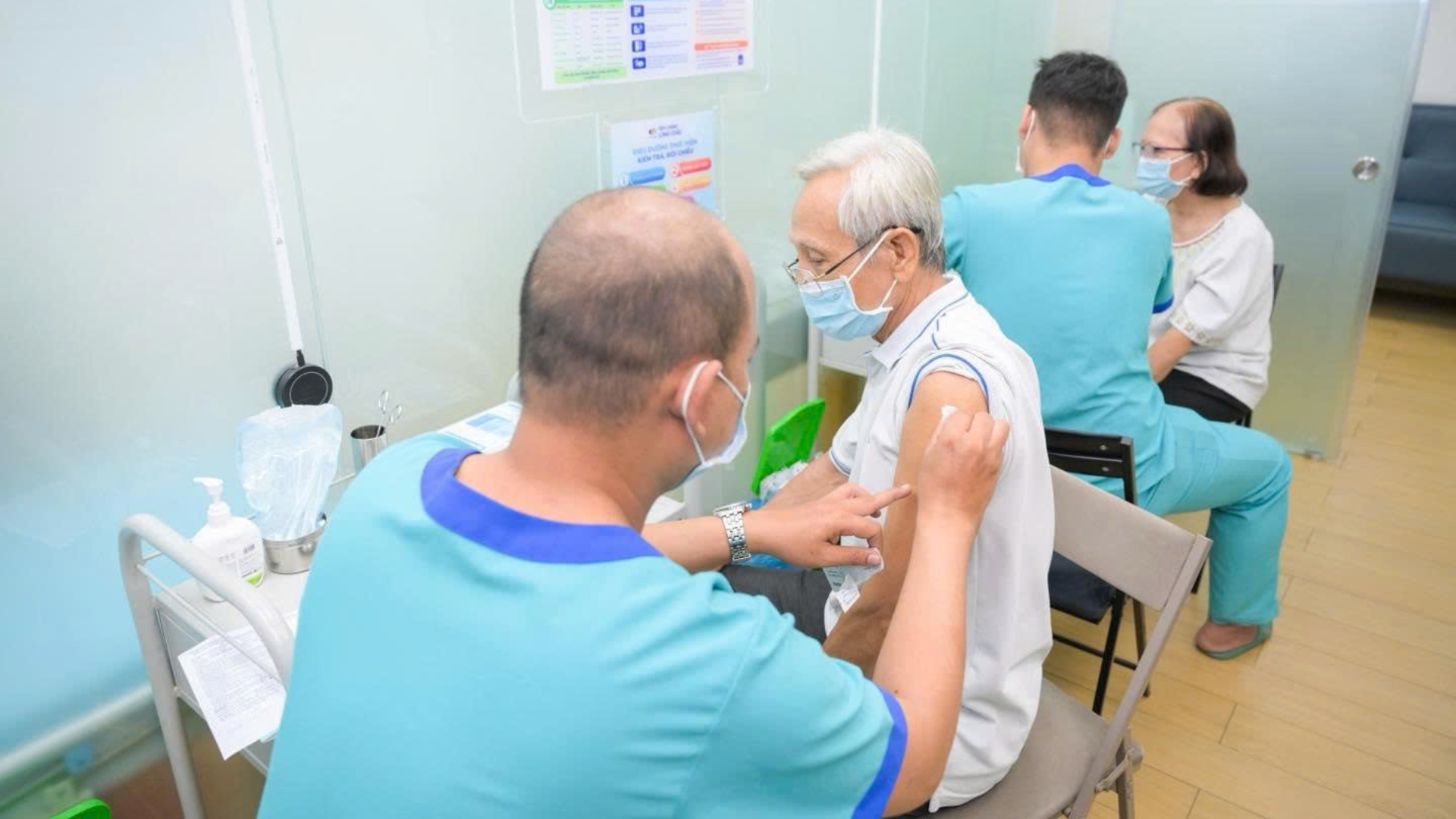 Người cao tuổi là đối tượng nên tiêm vắc xin Phế cầu