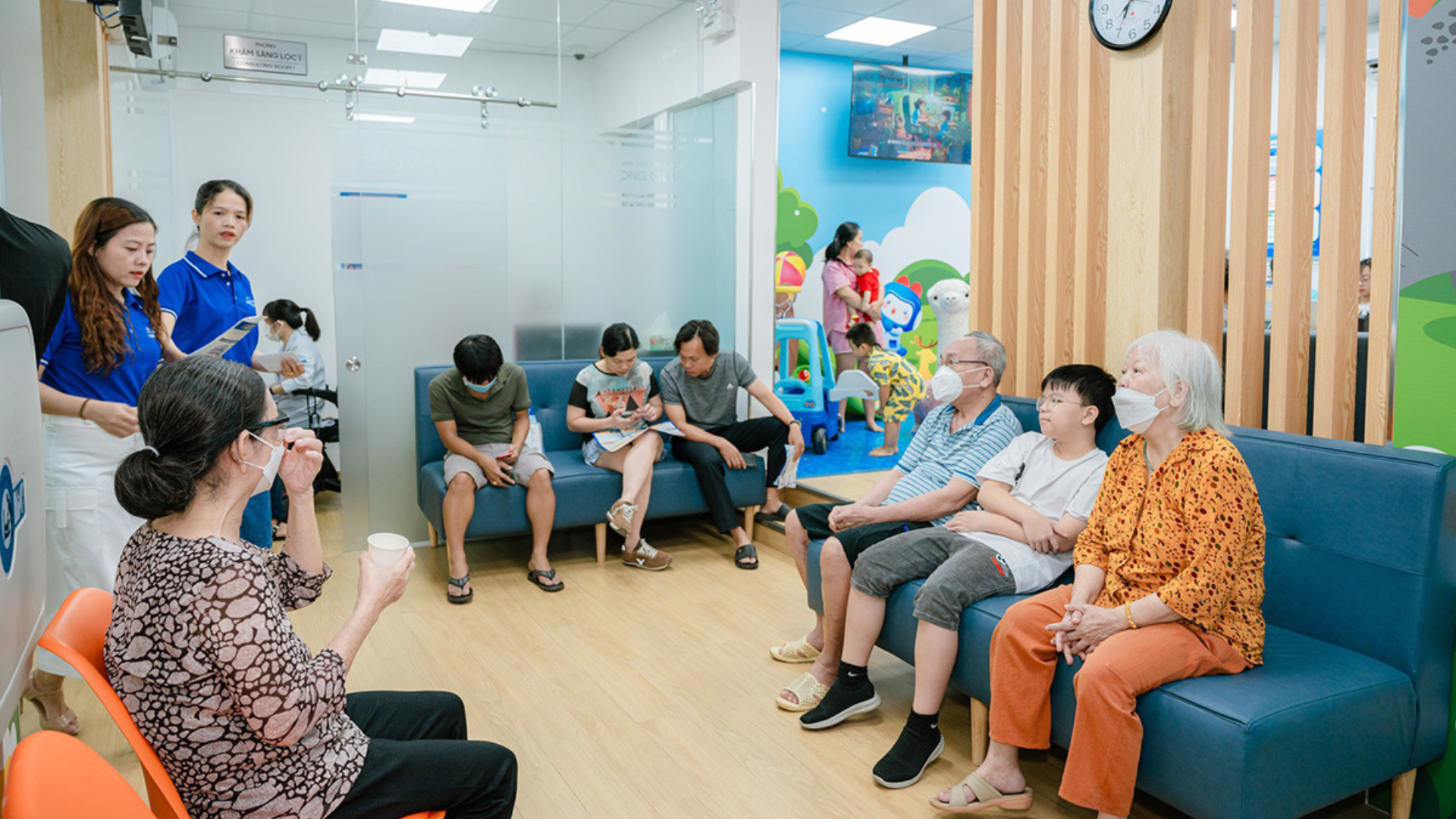 Người tiêm cần ở lại cơ sở y tế ít nhất 30 phút để theo dõi các phản ứng tức thời