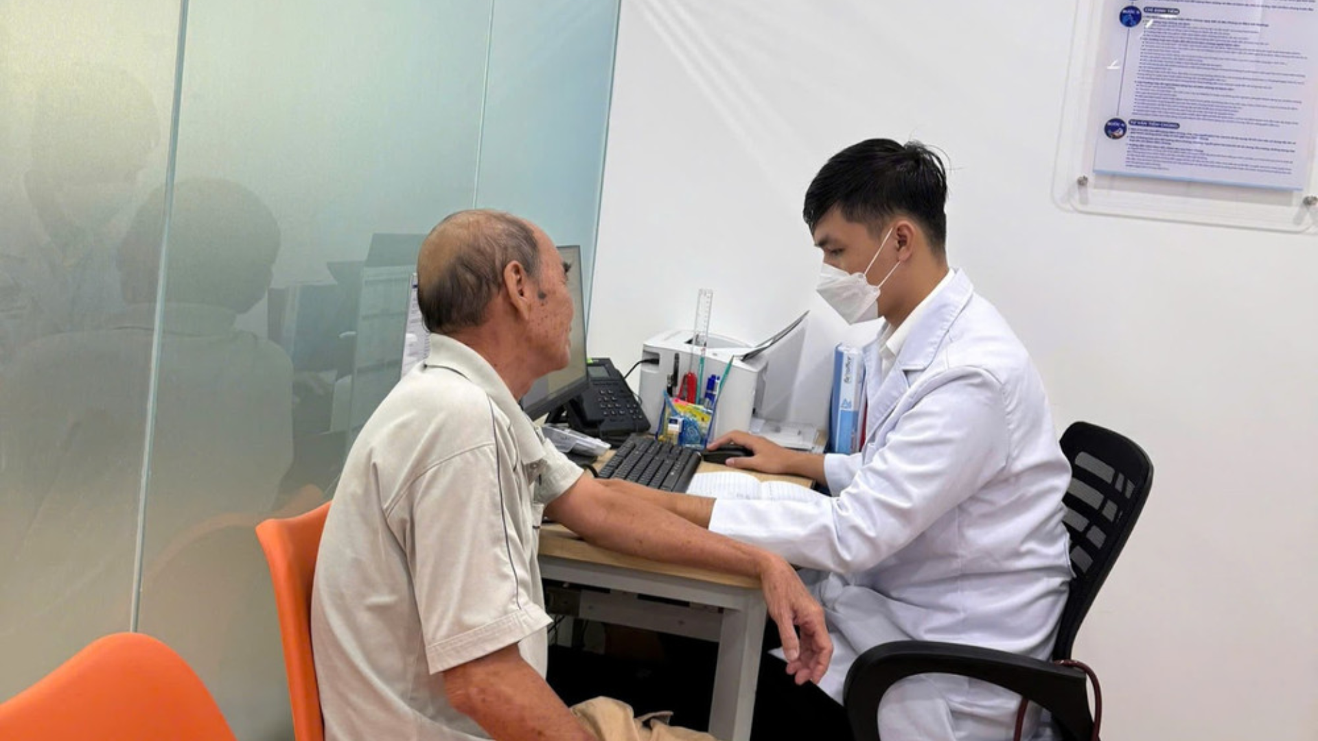 Tiêm chủng Long Châu là địa chỉ uy tín cung cấp vắc xin chính hãng với quy trình an toàn