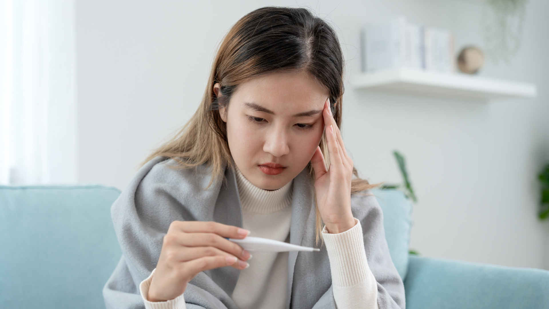 Nên đến cơ sở y tế ngay nếu gặp tình trạng sốt cao kèm khó thở sau khi tiêm chủng