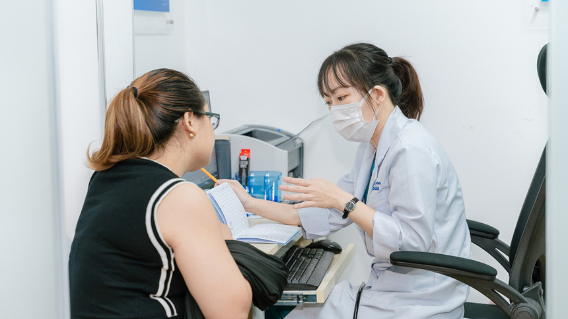 Bác sĩ tại Trung tâm luôn tiến hành khám sàng lọc và tư vấn kỹ lưỡng trước khi tiêm