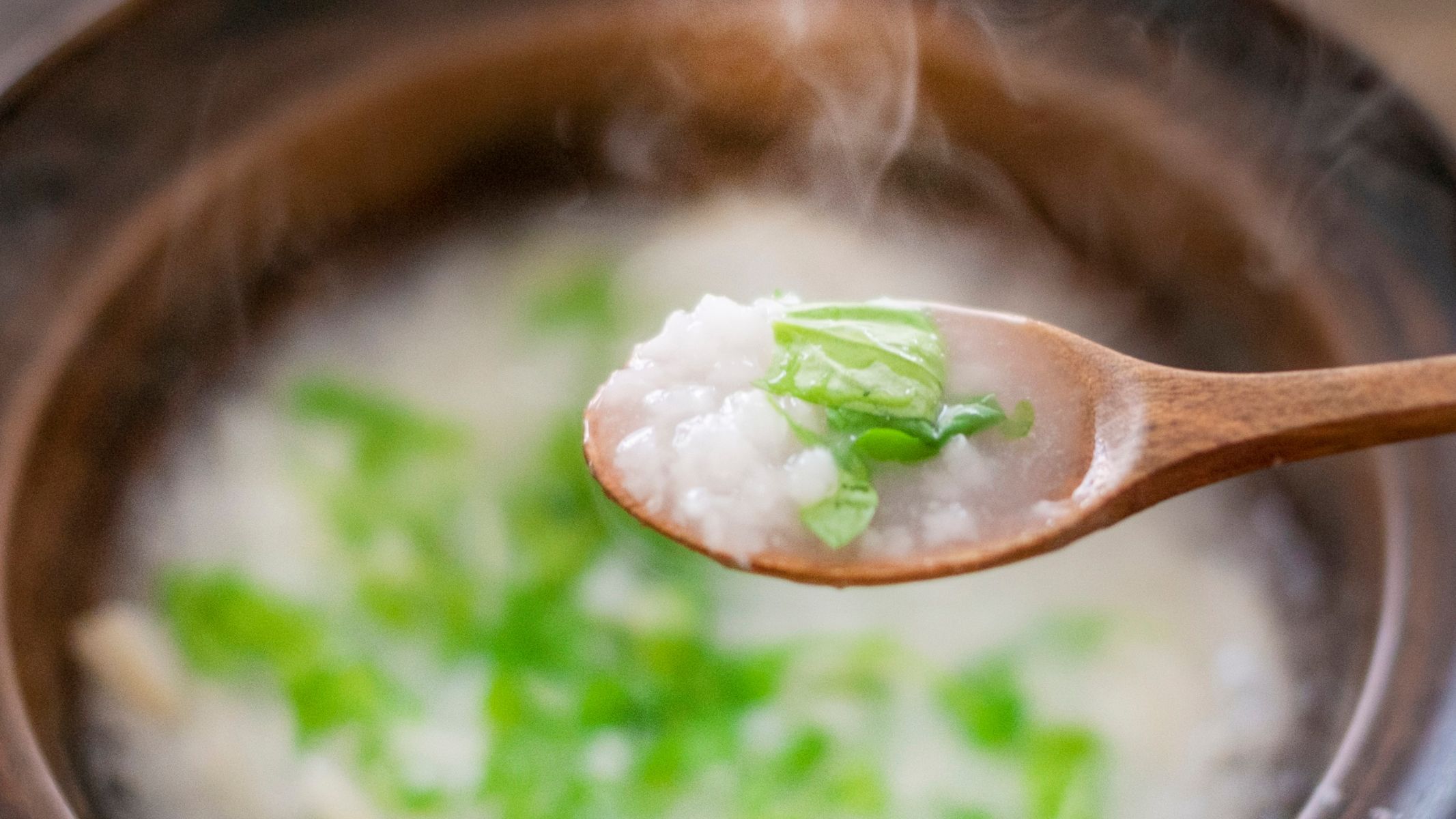 Sau khi tiêm, nên ưu tiên ăn thức ăn mềm, dễ tiêu, chia nhỏ bữa ăn và tránh thực phẩm nhiều dầu mỡ