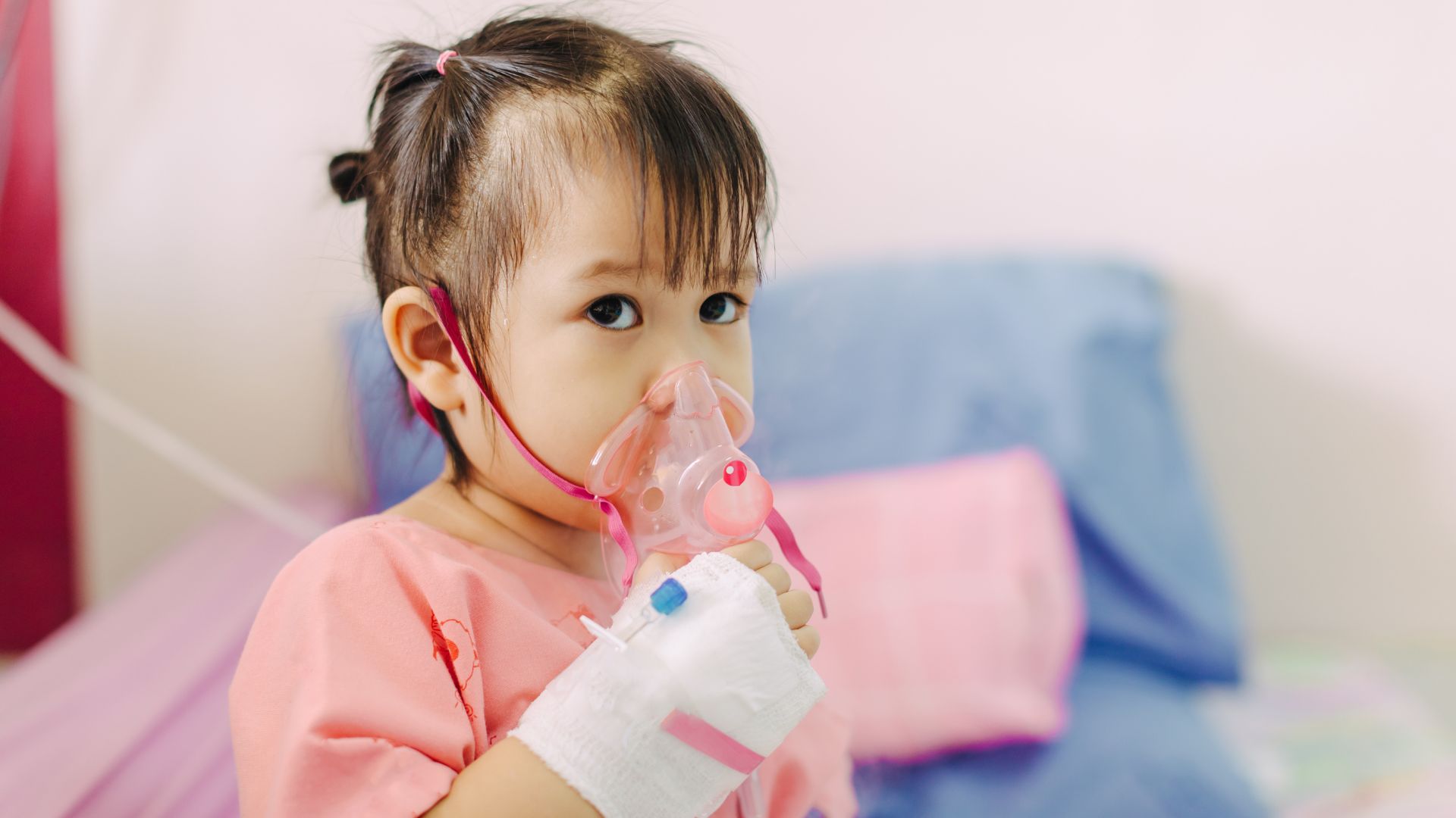 Bệnh do RSV có thể diễn tiến nặng, dẫn đến viêm tiểu phế quản, viêm phổi, suy hô hấp cấp