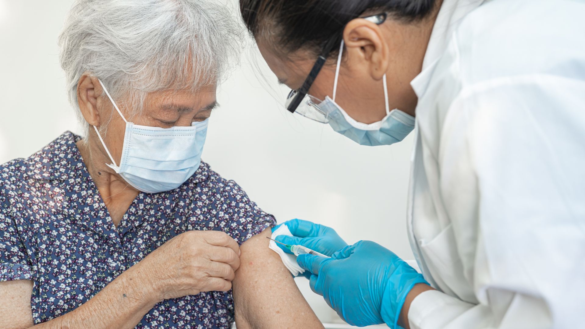 Người cao tuổi là đối tượng nên tiêm phòng vắc xin RSV