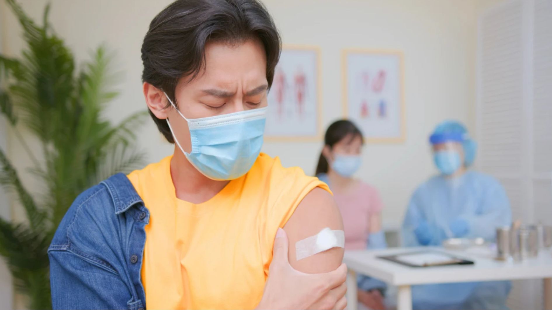 Theo dõi tại nơi tiêm chủng ít nhất 30 phút sau tiêm