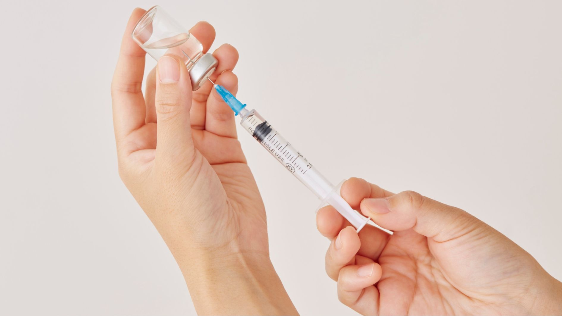 Sốt nhẹ, mệt mỏi là phản ứng thường gặp sau khi tiêm RSV