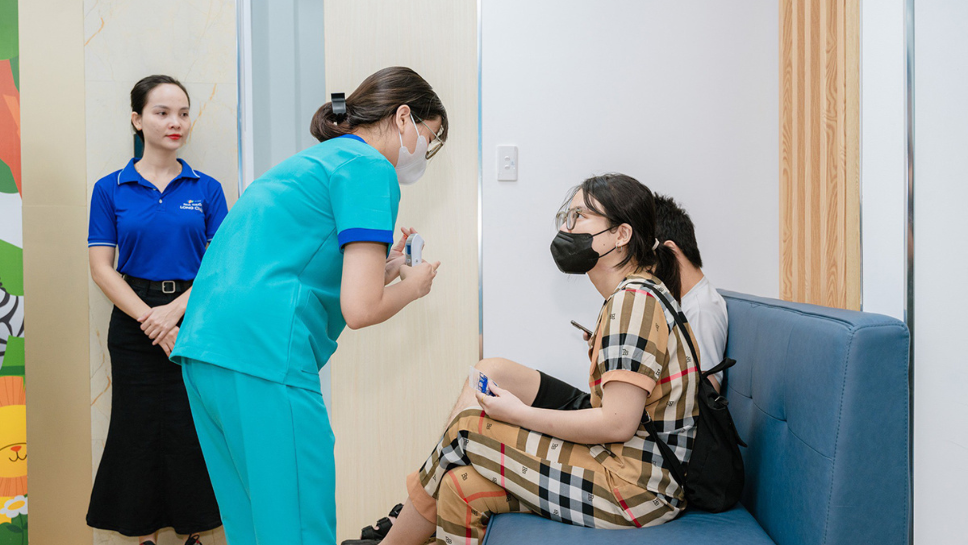 Khách hàng sẽ được theo dõi 30 phút sau tiêm để kịp thời phát hiện và xử lý phản ứng bất thường