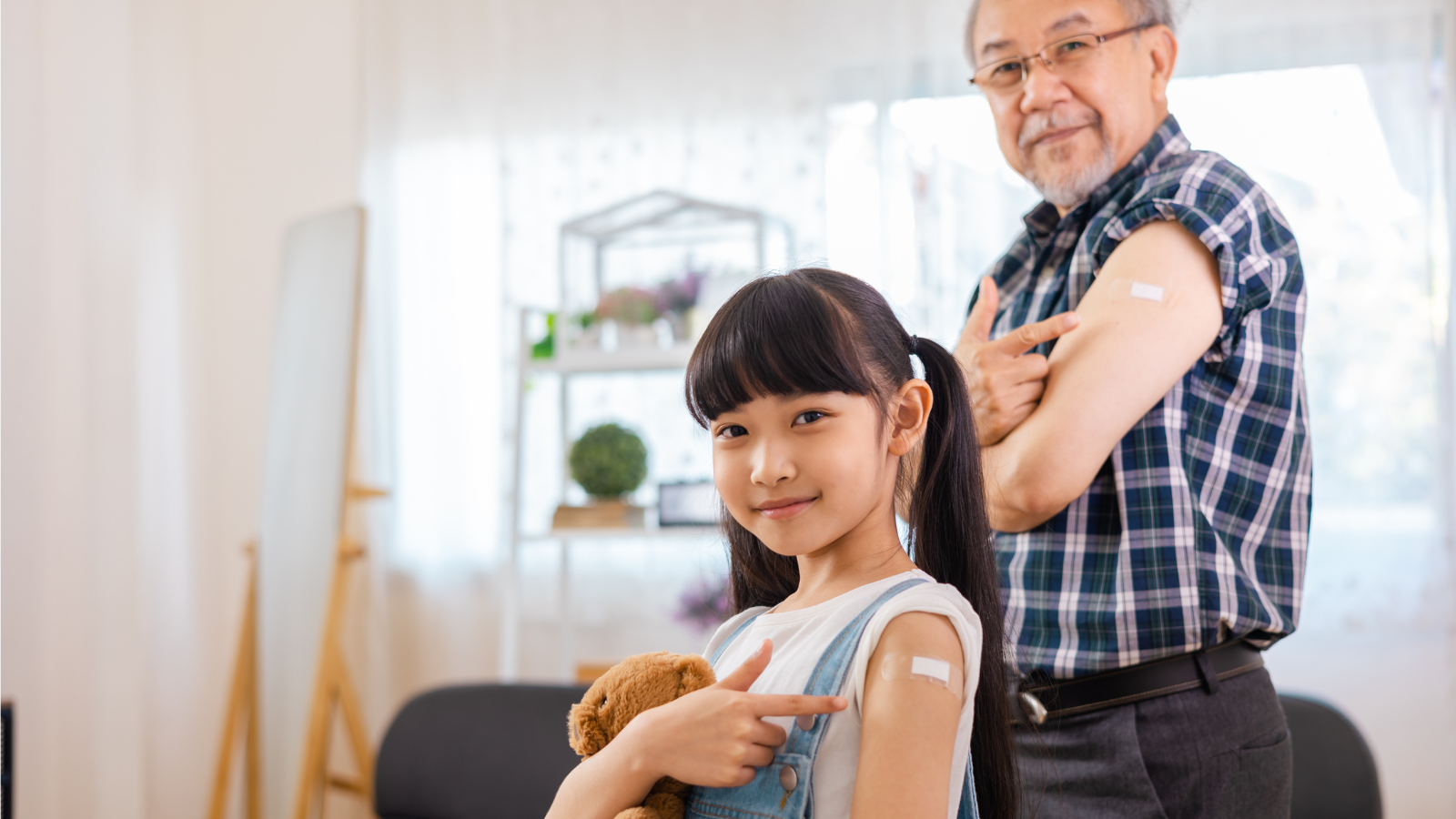 Ở lại cơ sở y tế ít nhất 30 phút để được theo dõi phản ứng tức thì như sưng, đỏ, sốt cao, khó thở hoặc sốc phản vệ
