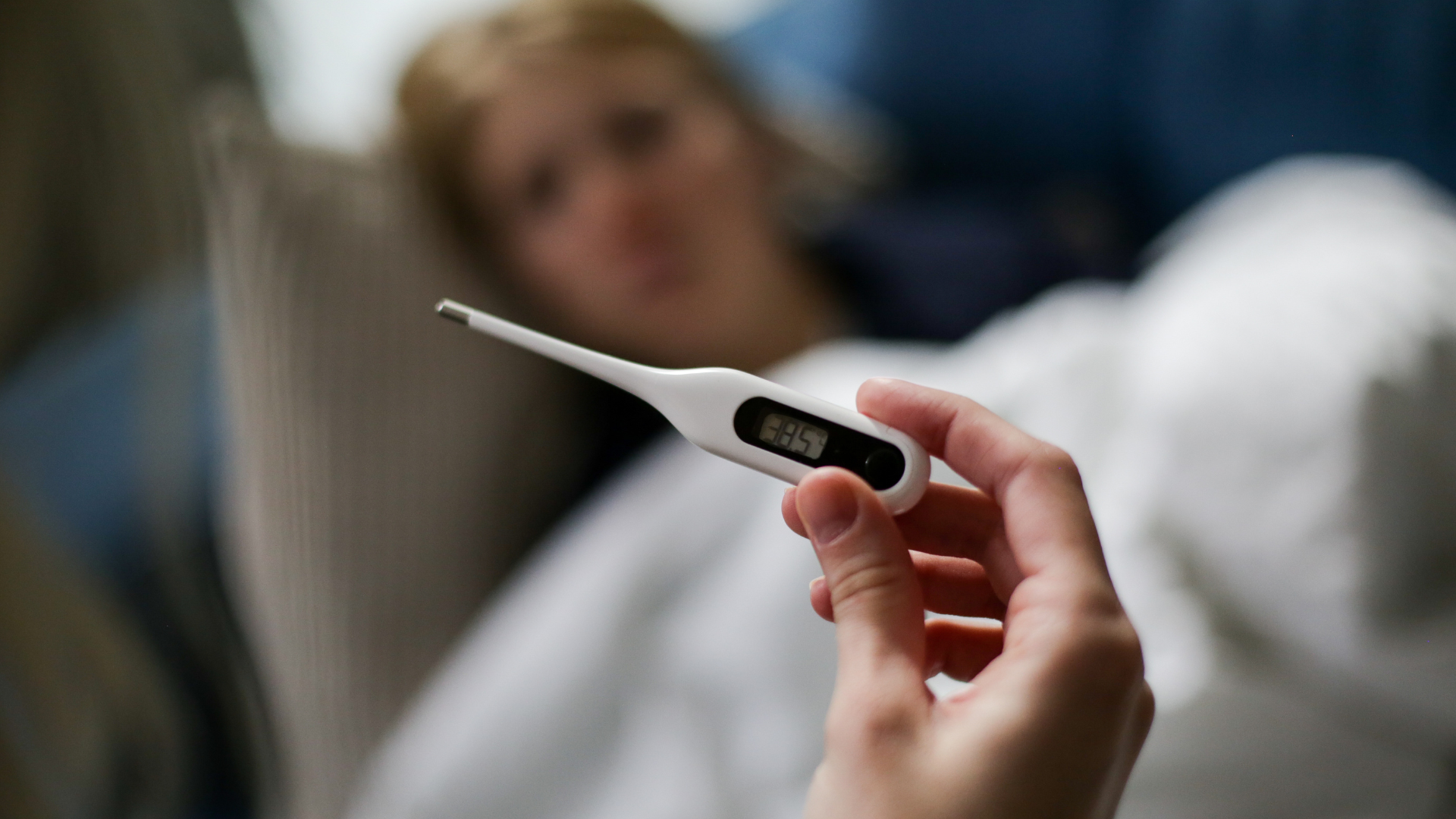 tiem-vac-xin-xong-nen-lam-gi-de-giam-cam-giac-kho-chiu-va-nhung-luu-y-ban-can-biet 2.png