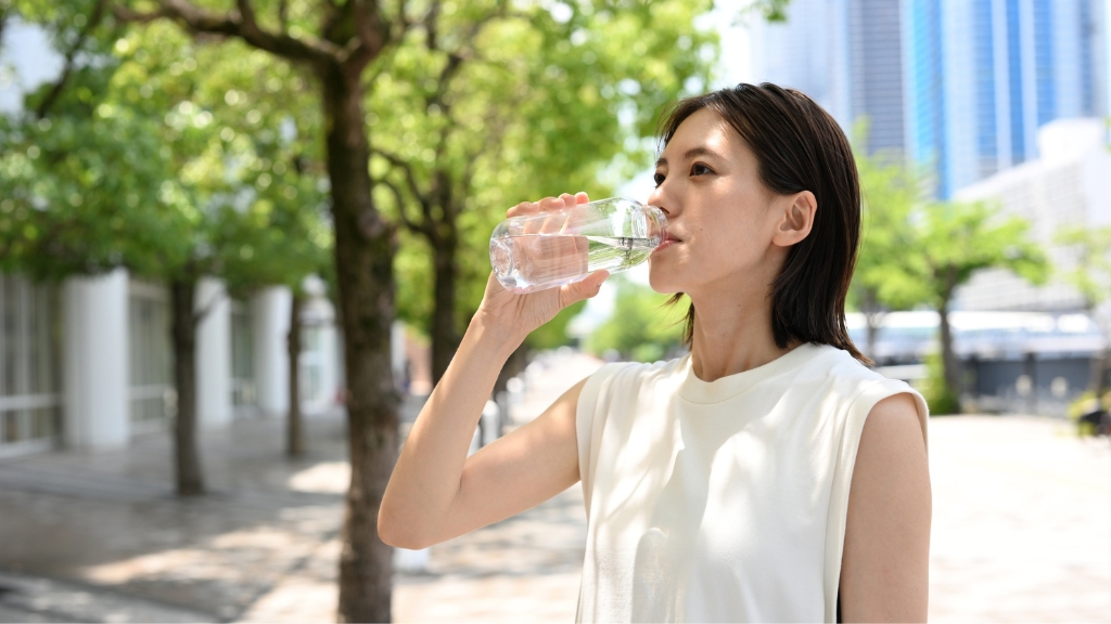 Uống đủ 2 lít nước mỗi ngày giúp duy trì độ ẩm tự nhiên