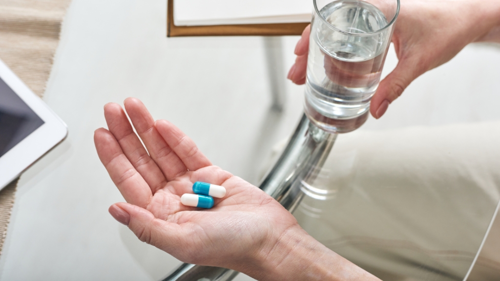 Dùng thuốc theo chỉ định bác sĩ để kiểm soát ngứa nặng trong giai đoạn tiền mãn kinh