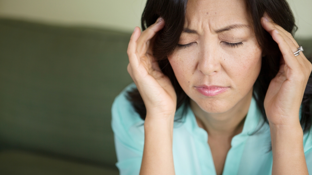 Đau đầu, chóng mặt là những triệu chứng điển hình khi huyết áp tăng ở phụ nữ tiền mãn kinh