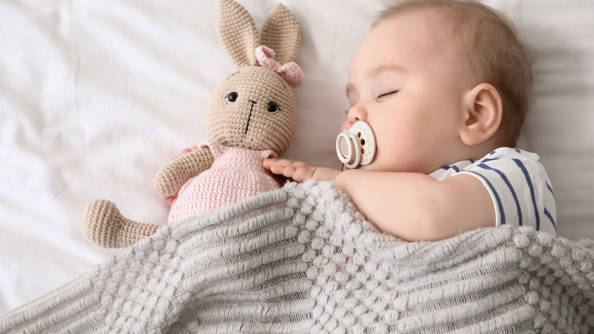 Tiếng ồn trắng tạo nền âm thanh ổn định, giúp bé thư giãn, ngủ nhanh và sâu hơn