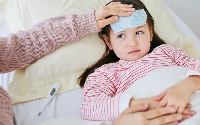 tieu-chay-kem-sot-o-tre-em-phai-lam-sao-2