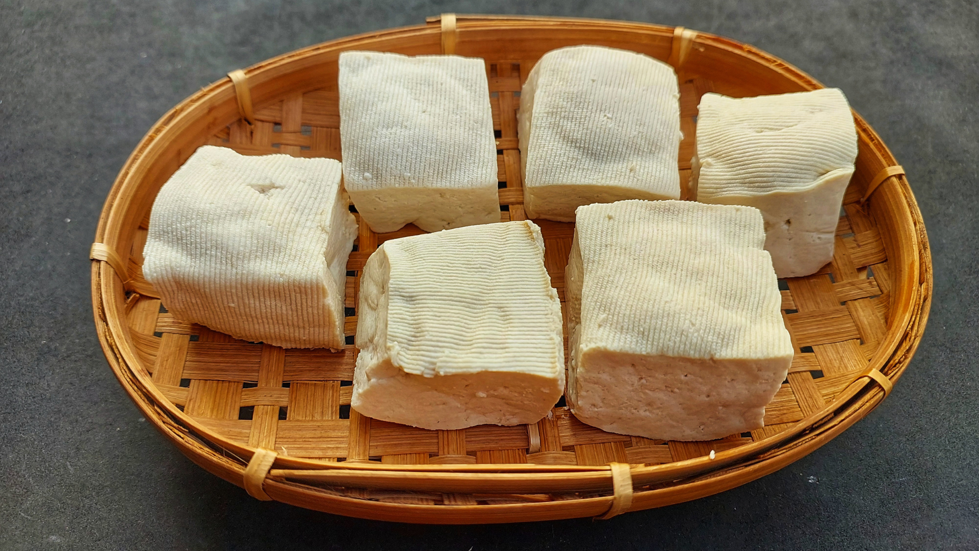 Việc lựa chọn đậu phụ chất lượng sẽ giúp đảm bảo an toàn và giữ được giá trị dinh dưỡng