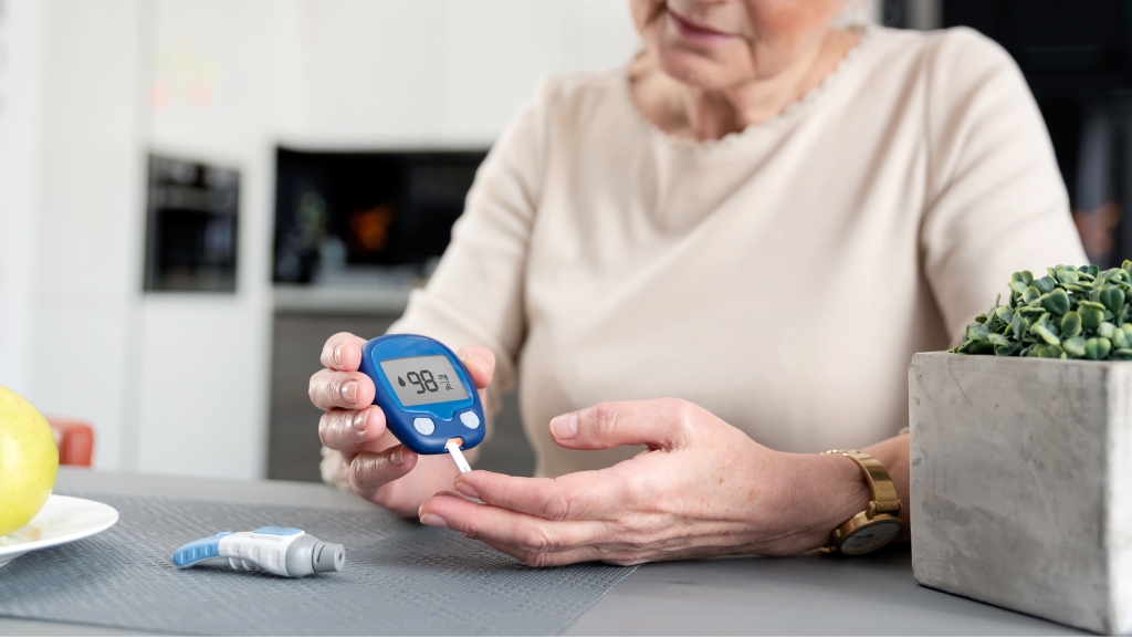 Người bệnh tiểu đường nên theo dõi đường huyết sau khi ăn mít