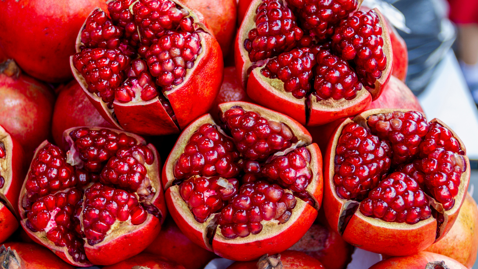 Vitamin C có trong lựu giúp tăng cường miễn dịch và hỗ trợ hấp thu sắt, giảm nguy cơ thiếu máu