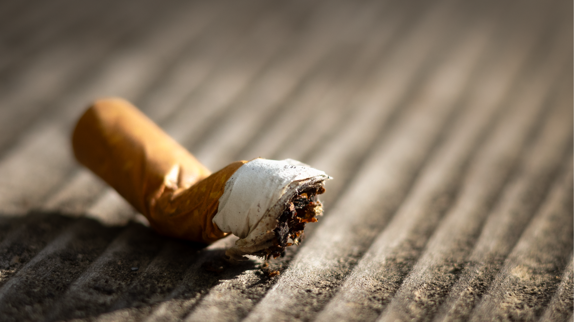 Hút thuốc lá làm tăng nguy cơ tiểu ra máu do ung thư bàng quang